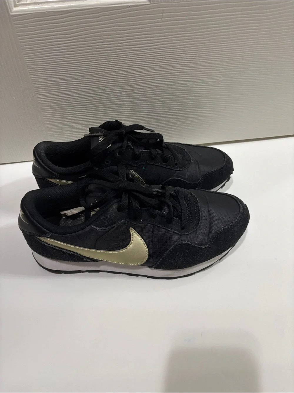 Youth Nike MD Valiant GS CN8558-009 Casual Shoes Black White Gold Size 5Y